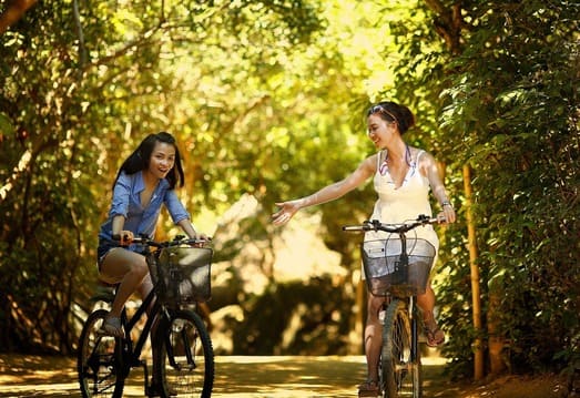 alquiler-por-semanas-dos-chicas-en-bici