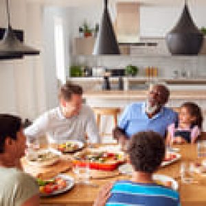 alojamiento-para-estudiantes-en-valencia-familia-comiendo